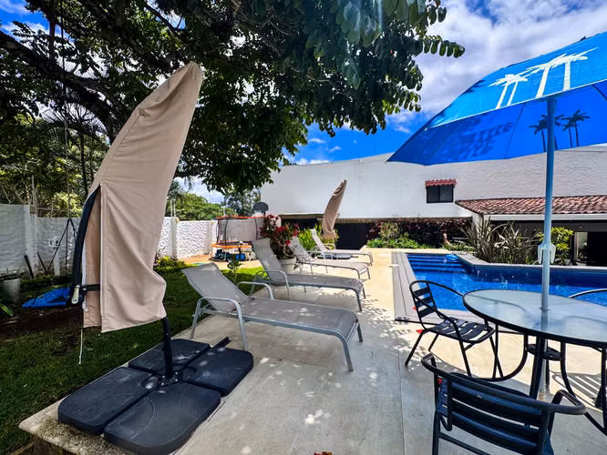 VENTA DE CASA INDEPENDIENTE EN ESCAZÚ RECIEN REMODELADA