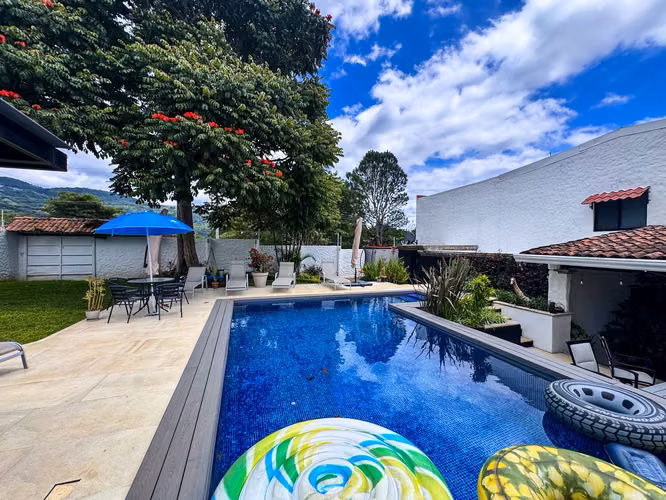 VENTA DE CASA INDEPENDIENTE EN ESCAZÚ RECIEN REMODELADA