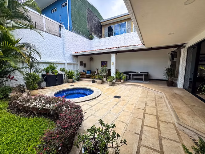 VENTA DE CASA INDEPENDIENTE EN ESCAZÚ RECIEN REMODELADA