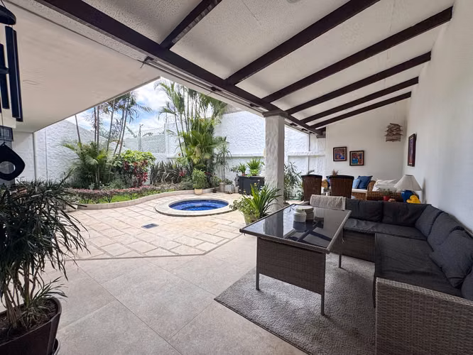 VENTA DE CASA INDEPENDIENTE EN ESCAZÚ RECIEN REMODELADA