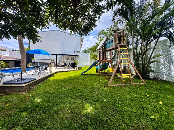 VENTA DE CASA INDEPENDIENTE EN ESCAZÚ RECIEN REMODELADA