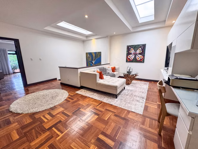VENTA DE CASA INDEPENDIENTE EN ESCAZÚ RECIEN REMODELADA