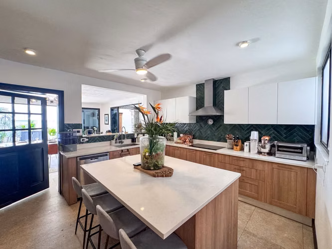 VENTA DE CASA INDEPENDIENTE EN ESCAZÚ RECIEN REMODELADA