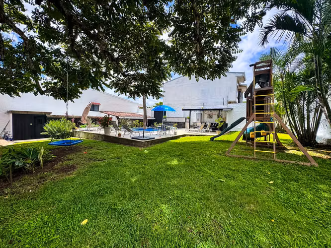VENTA DE CASA INDEPENDIENTE EN ESCAZÚ RECIEN REMODELADA