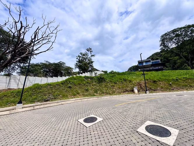 VENTA DE LOTE CONDOMINIO VISTA REAL CON VISTA ESPECTACULAR - Imagen 7