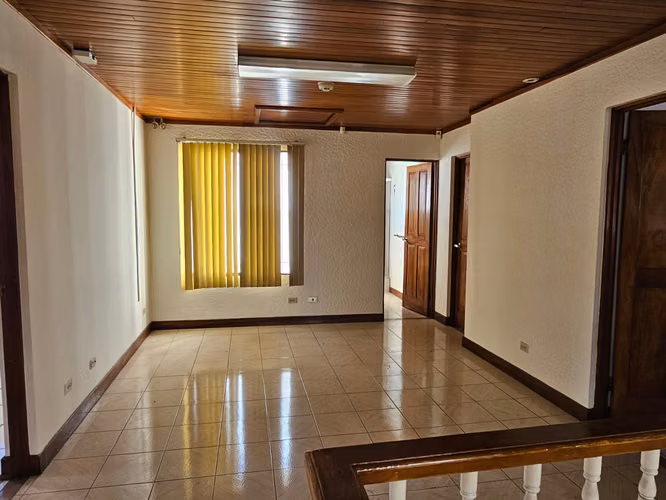 ROHRMOSER, EN VENTA, EXCELENTE PROPIEDAD CON USO DE SUELO COMERCIAL.