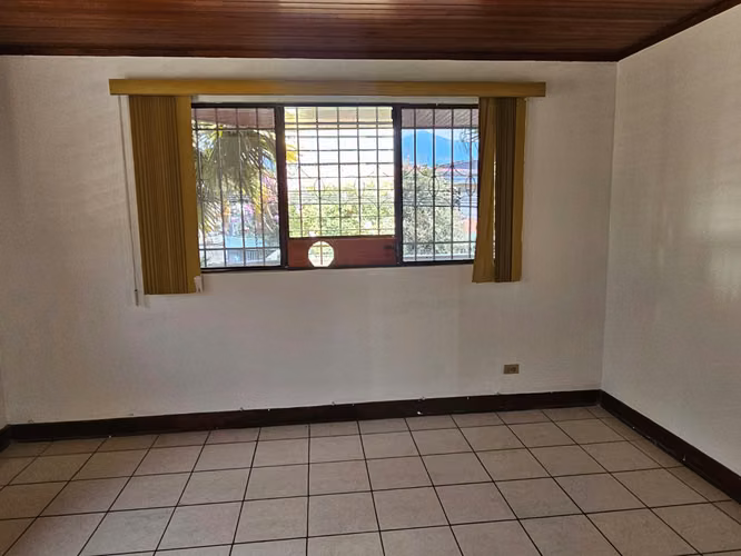 ROHRMOSER, EN VENTA, EXCELENTE PROPIEDAD CON USO DE SUELO COMERCIAL.