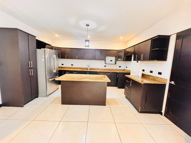 Amplia casa en condominio, con patio y hab en planta baja en  Montes de Oca 41948 - Imagen 10