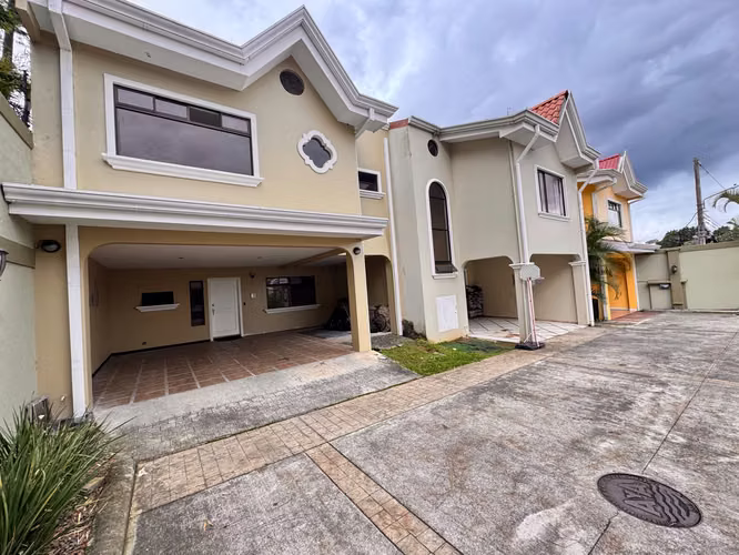 Amplia casa en condominio, con patio y hab en planta baja en  Montes de Oca 41948