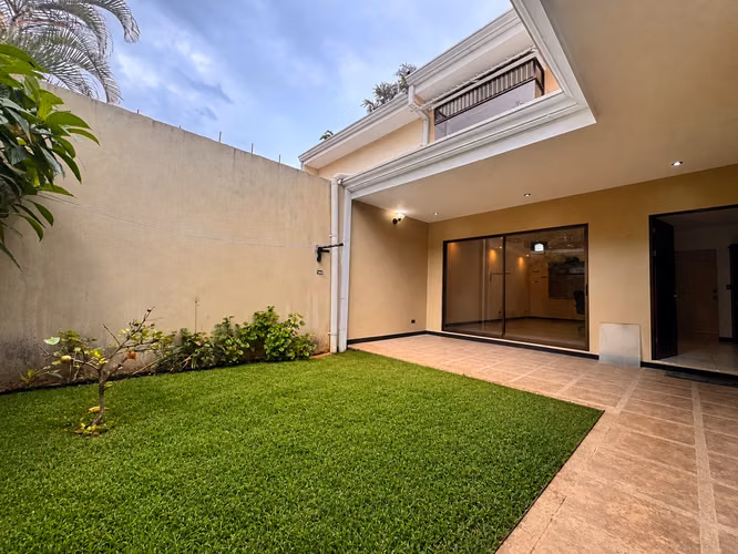 Amplia casa en condominio, con patio y hab en planta baja en  Montes de Oca 41948 - Imagen 3