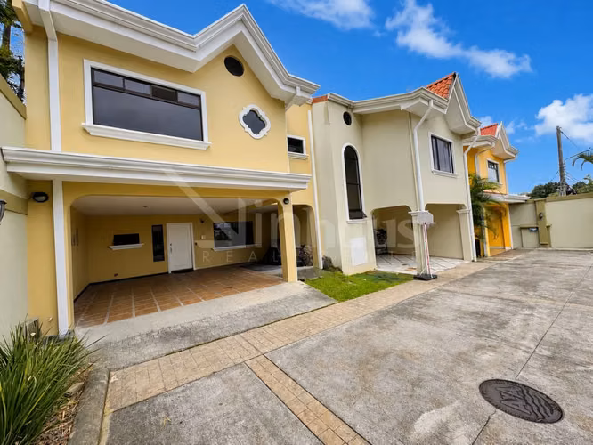 Amplia casa en condominio, con patio y hab en planta baja en  Montes de Oca 41948