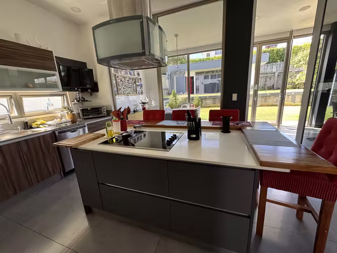 En Venta residencia contemporánea con espacios integrados, área social independiente y rooftop.