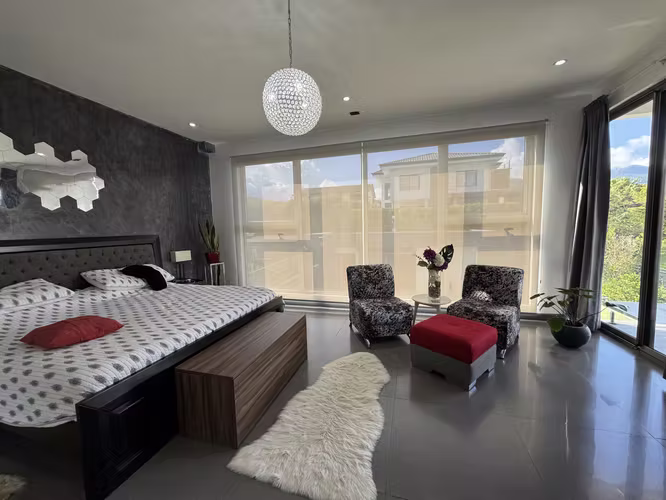 En Venta residencia contemporánea con espacios integrados, área social independiente y rooftop.