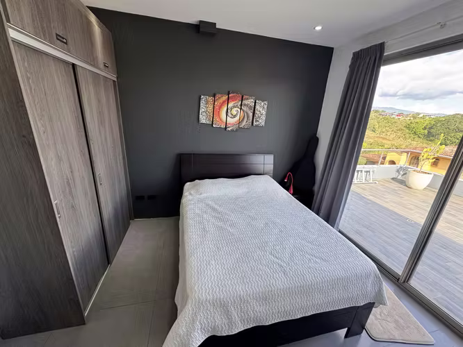 En Venta residencia contemporánea con espacios integrados, área social independiente y rooftop.