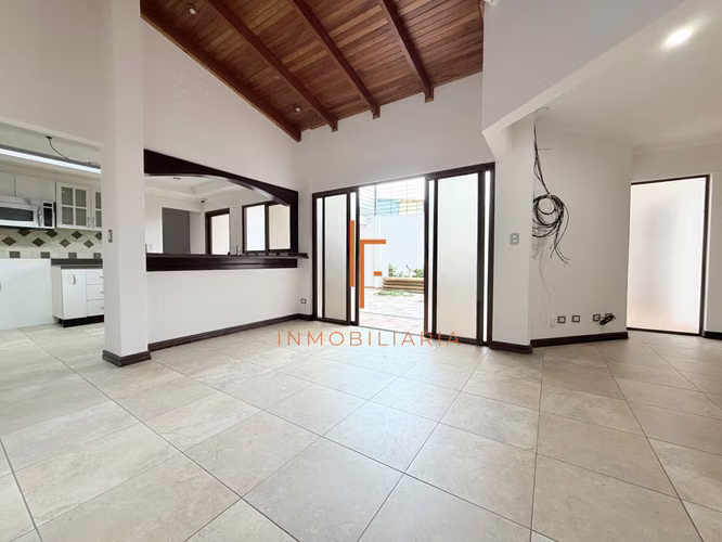 Se Alquila Amplia Casa en Guayabos de Curridabat - Imagen 4