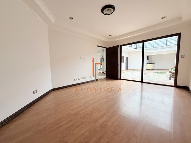 Se Alquila Amplia Casa en Guayabos de Curridabat - Imagen 8