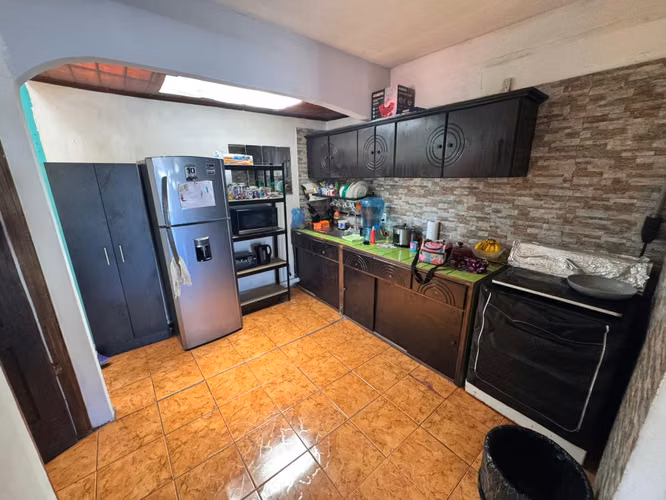 Venta de propiedad con 2 casas y apartamento en Higuito, San Miguel, Desamparados -EU