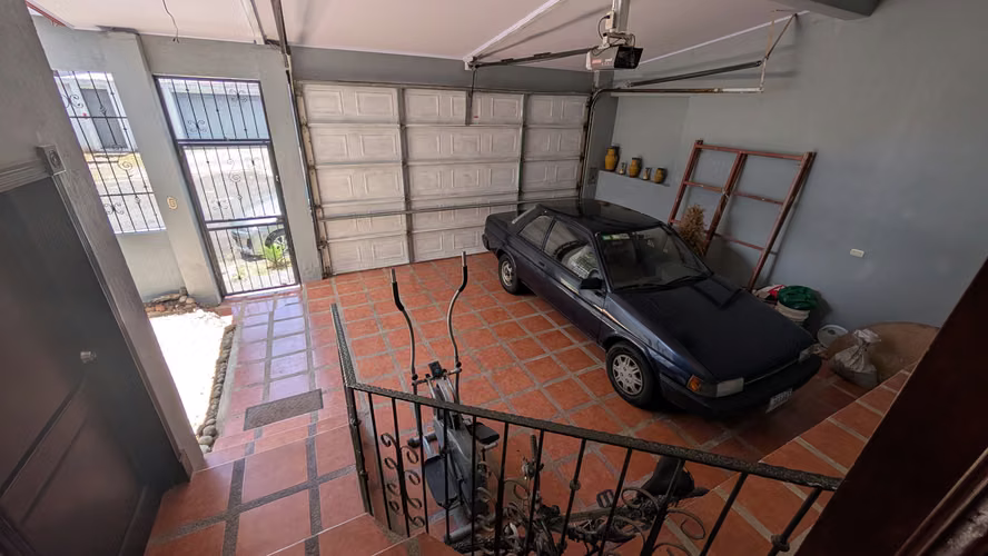 Se vende casa de dos pisos en Lomas de Ayarco -Curridabat - Imagen 9