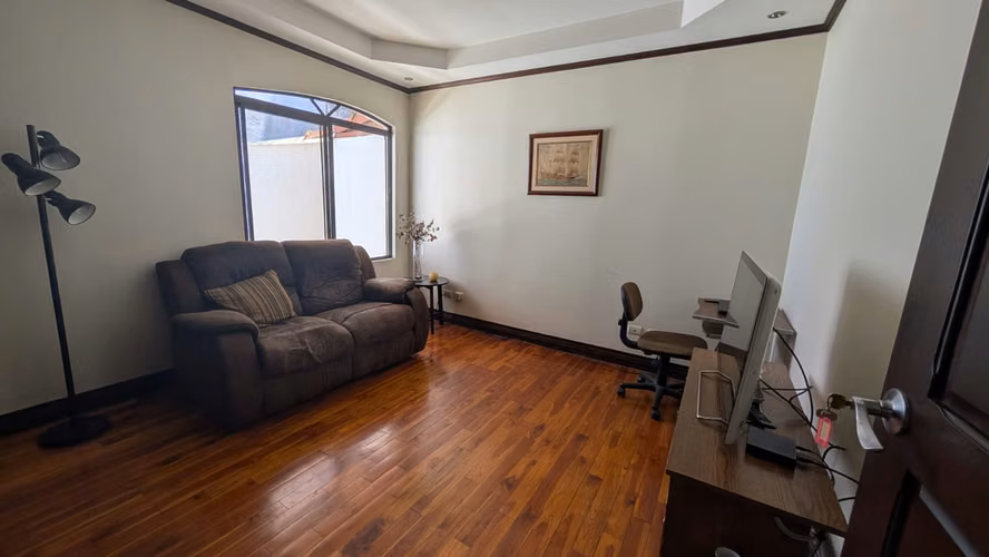 Casa en Curridabat/Lomas de Ayarco-condominio-lindos acabados