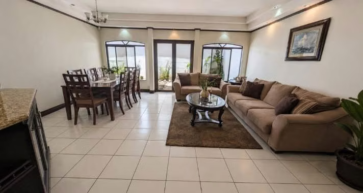 Casa en Curridabat/Lomas de Ayarco-condominio-lindos acabados