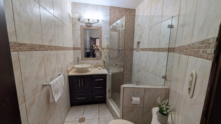 Casa en Curridabat/Lomas de Ayarco-condominio-lindos acabados