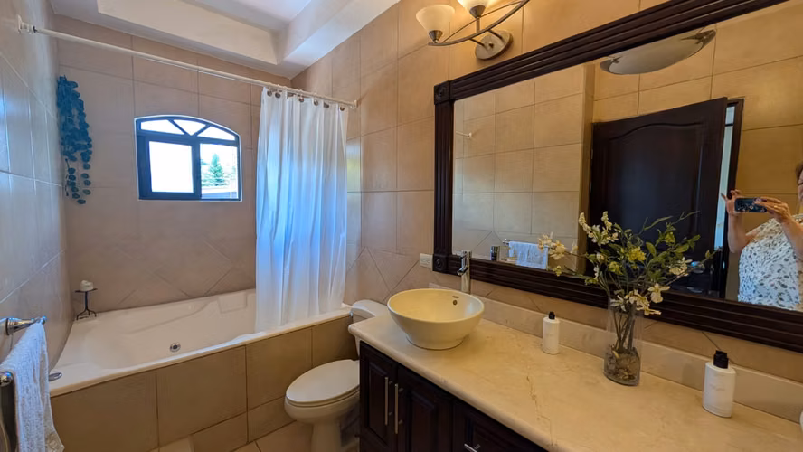 Casa en Curridabat/Lomas de Ayarco-condominio-lindos acabados