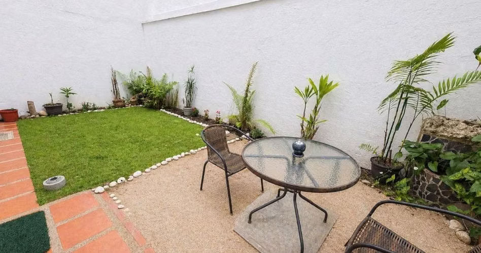 Casa en Curridabat/Lomas de Ayarco-condominio-lindos acabados