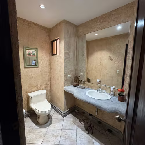 Casa en Condominio en Escazú  2 Parqueos  Cerca de Multiplaza