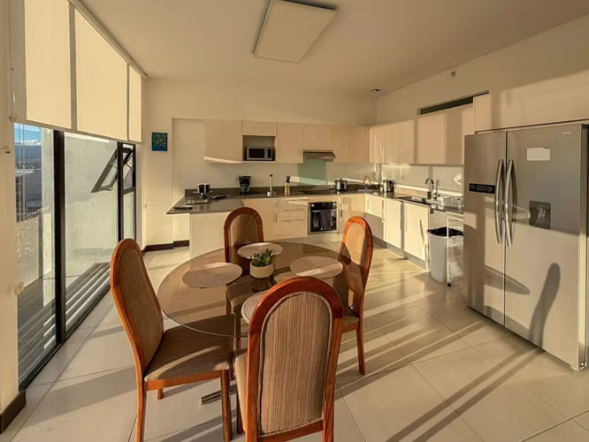 168m2 en Torre Rohrmoser: Vista Inigualable al Atardecer