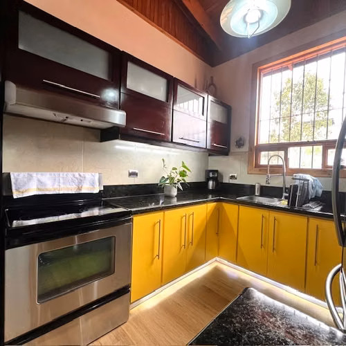 VENTA. CASA INDEPENDIENTE EN RESIDENCIAL SEGURO EN TRES RIOS, CARTAGO.