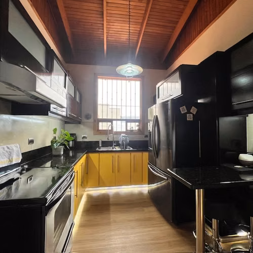 VENTA. CASA INDEPENDIENTE EN RESIDENCIAL SEGURO EN TRES RIOS, CARTAGO.