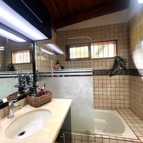 VENTA. CASA INDEPENDIENTE EN RESIDENCIAL SEGURO EN TRES RIOS, CARTAGO.