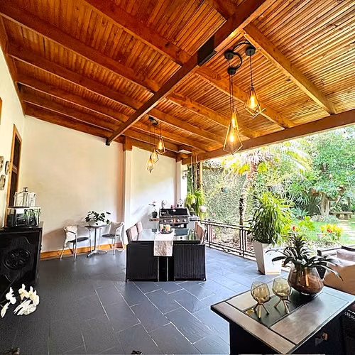 VENTA. CASA INDEPENDIENTE EN RESIDENCIAL SEGURO EN TRES RIOS, CARTAGO.
