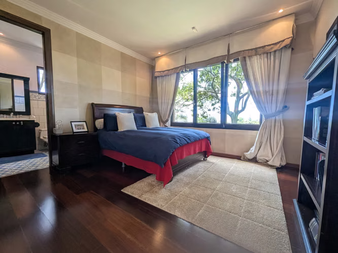 Heredia Exquisita casa en condominio con 4 recámaras y acabados de lujo.