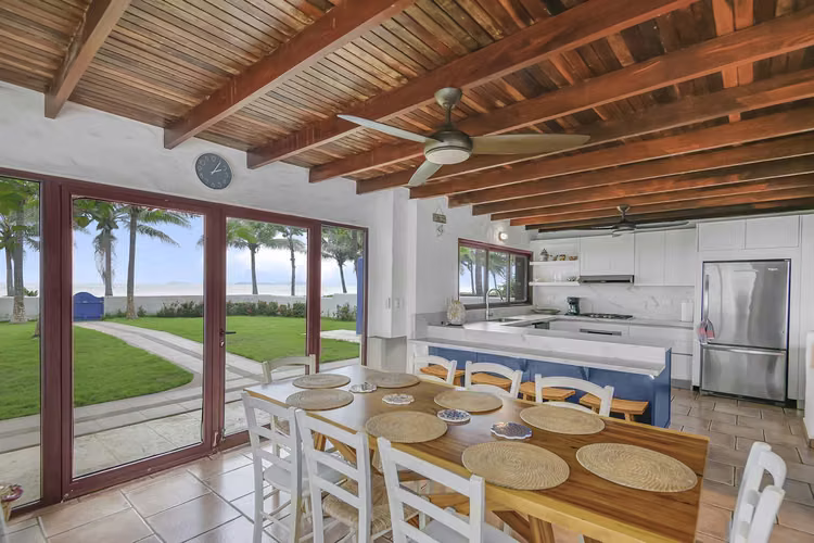 Casa Frente al Mar con Piscina Privada en Playa Tivives | Vista Espectacular + Airbnb Ready