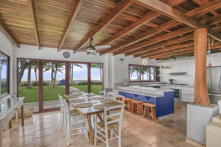 Casa Frente al Mar con Piscina Privada en Playa Tivives | Vista Espectacular + Airbnb Ready