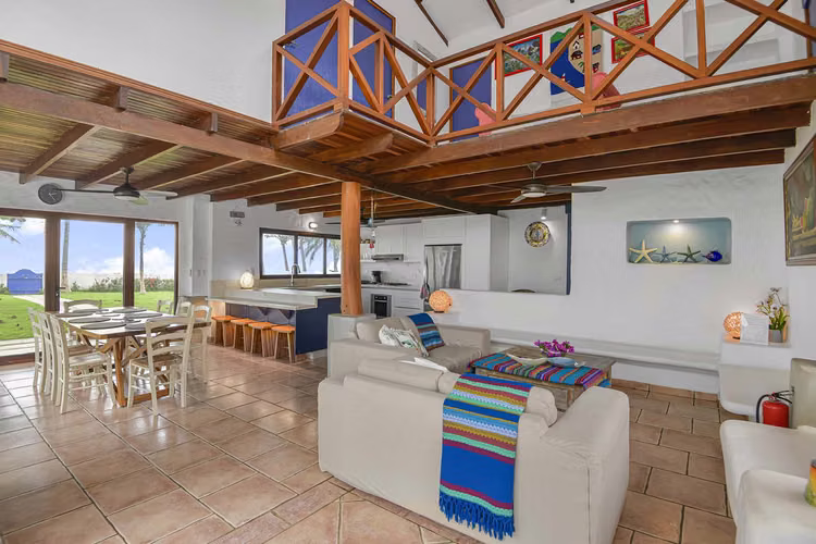 Casa Frente al Mar con Piscina Privada en Playa Tivives | Vista Espectacular + Airbnb Ready