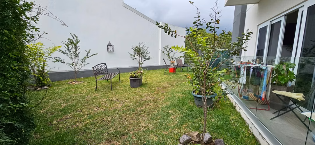 OPORTUNIDAD ACOGEDORA CASA EN CONDOMINIO EN 1ER PISO EN SANTA ANA/3 HABITACIONES