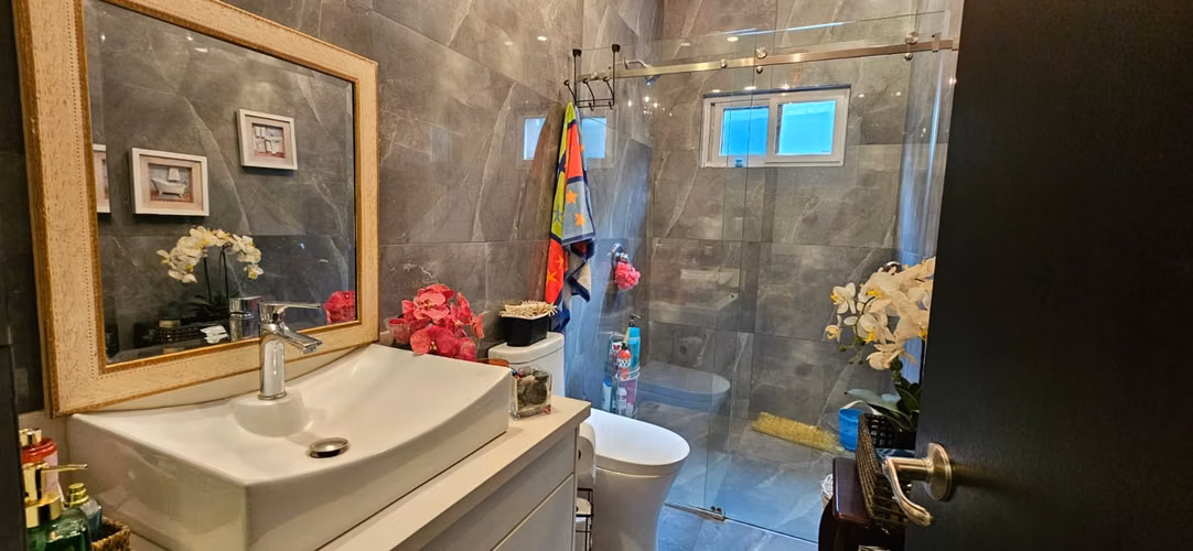 OPORTUNIDAD ACOGEDORA CASA EN CONDOMINIO EN 1ER PISO EN SANTA ANA/3 HABITACIONES