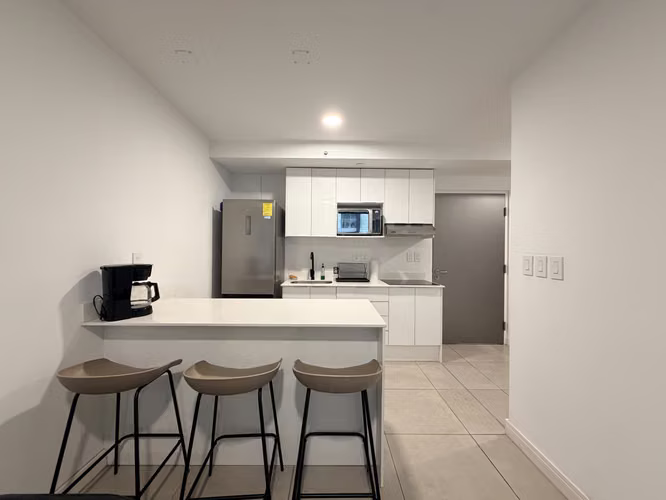 SE ALQUILA APARTAMENTO DE DOS HABITACIONES AMUEBLADO EN SKY GARDEN CON PARQUEO - Imagen 7