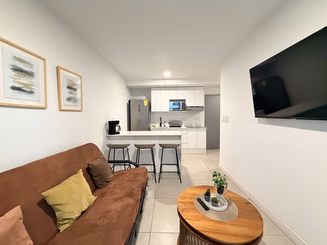 SE ALQUILA APARTAMENTO DE DOS HABITACIONES AMUEBLADO EN SKY GARDEN CON PARQUEO - Imagen 5