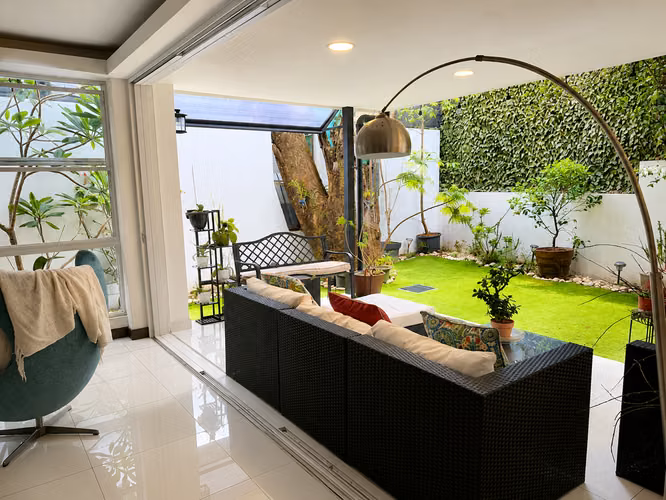 Casa en Venta en Santa Ana | Jardín Privado | 3 Niveles | Cerca de Ruta 27 y Forum