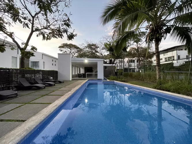 Casa en Venta en Santa Ana | Jardín Privado | 3 Niveles | Cerca de Ruta 27 y Forum
