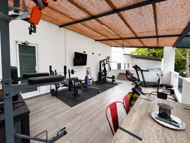 Casa en Venta en Santa Ana | Jardín Privado | 3 Niveles | Cerca de Ruta 27 y Forum