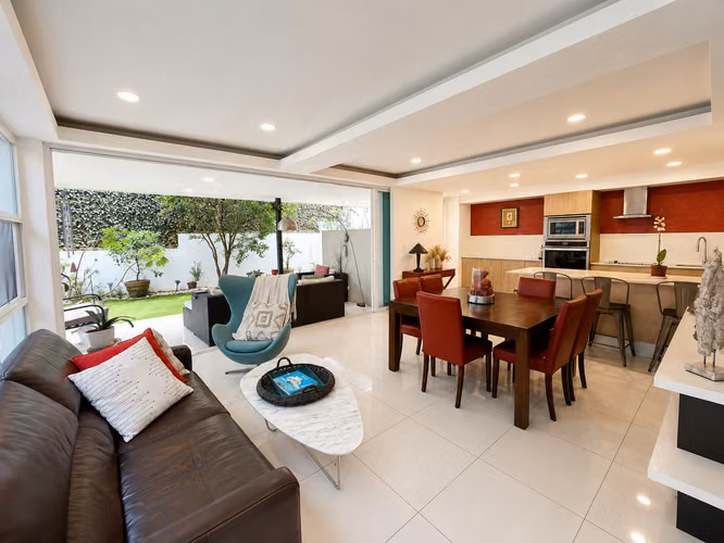 Casa en Venta en Santa Ana | Jardín Privado | 3 Niveles | Cerca de Ruta 27 y Forum