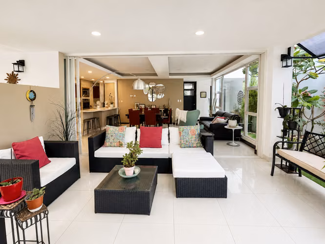 Casa en Venta en Santa Ana | Jardín Privado | 3 Niveles | Cerca de Ruta 27 y Forum