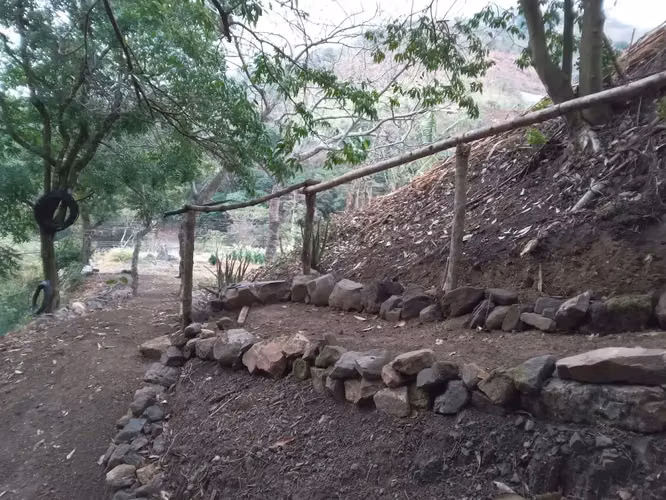 Terreno ganga  d más 1 hectare  con colinas, árboles y manantiales, amplio frente - Imagen 9