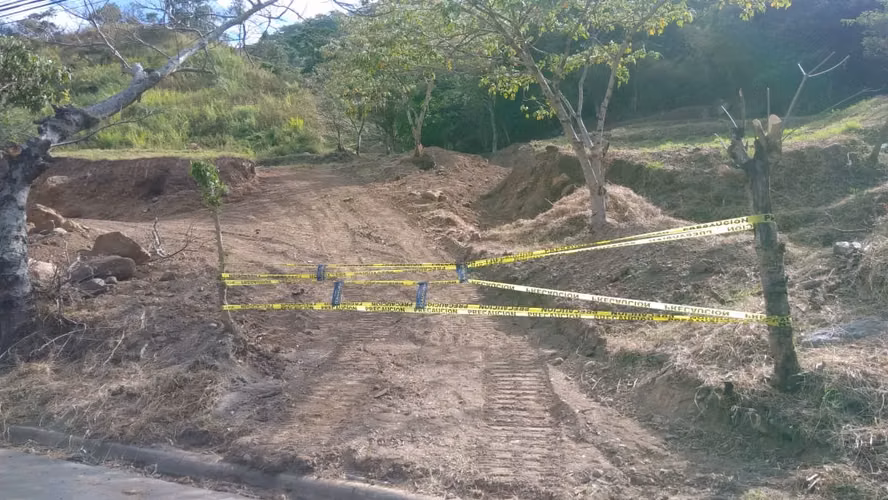 Terreno ganga  d más 1 hectare  con colinas, árboles y manantiales, amplio frente - Imagen 15