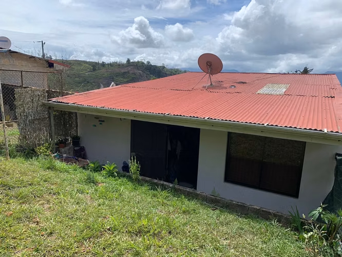 Propiedad con 2 Casas en Agua Caliente, Cartago