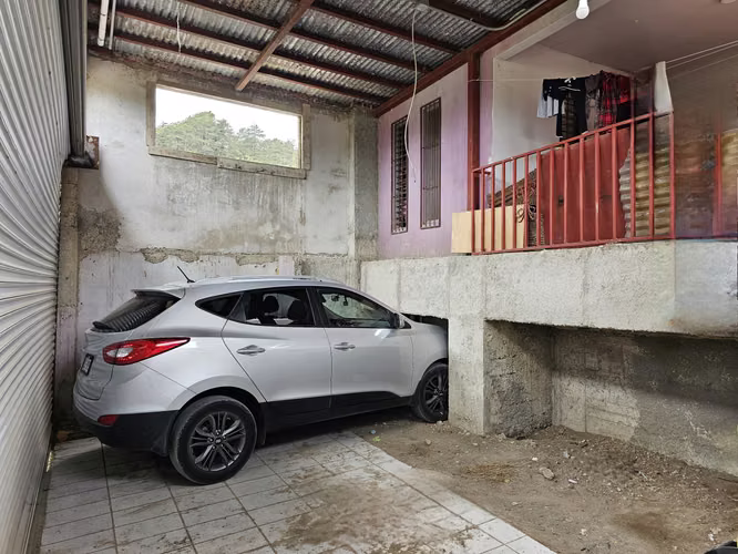 Propiedad con 2 Casas en Agua Caliente, Cartago